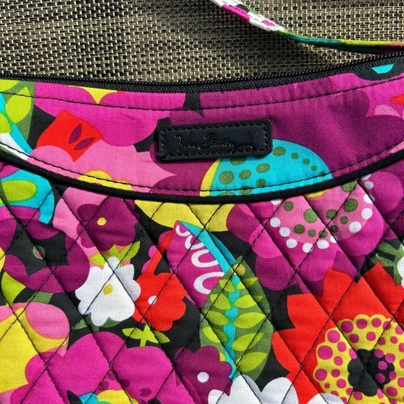 Vera Bradley multicolored crossbody bag with adjustable strap - Picture 2 of 5